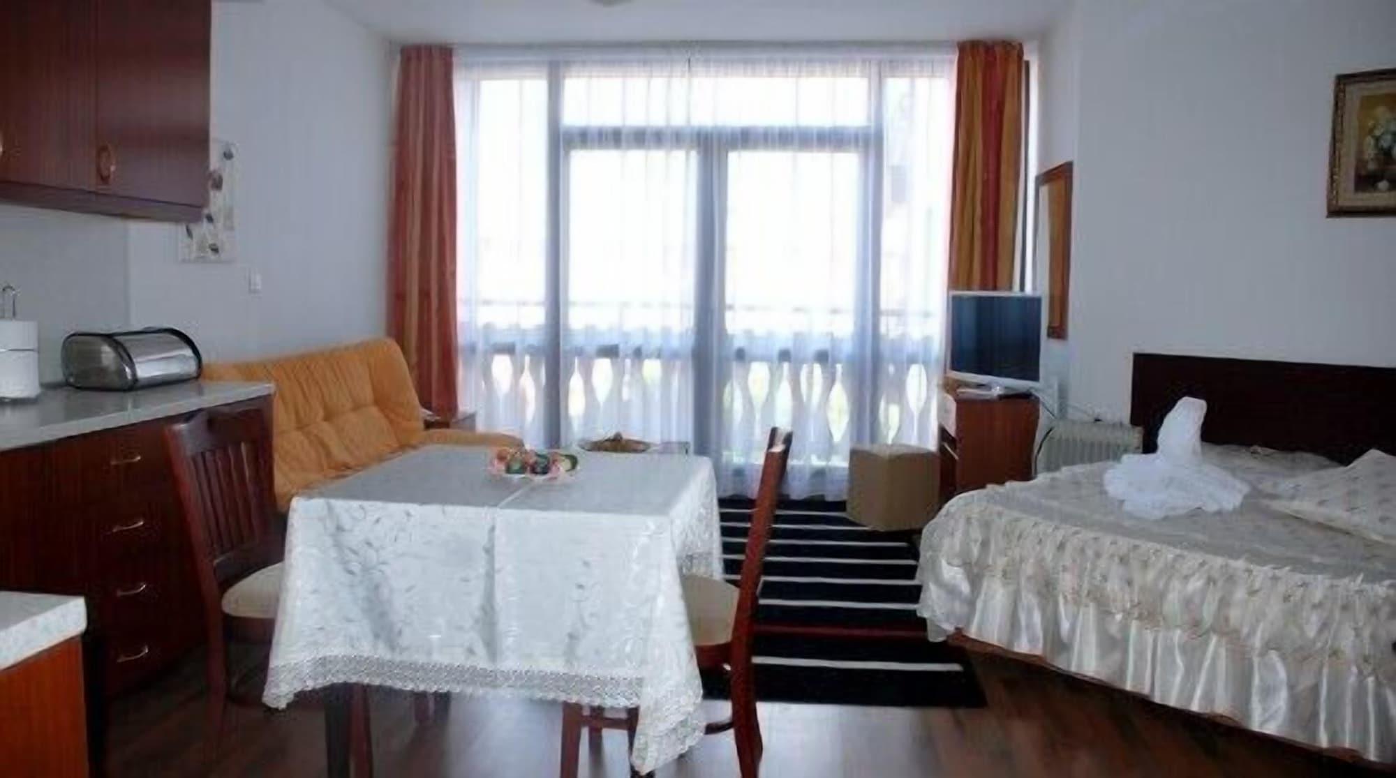 Elegant Lux Hotel 4*